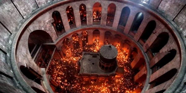 Mii de oameni se vor strânge pentru a vedea focul sfânt apărut din nimic. FOTO photoblog.nbcnews.com