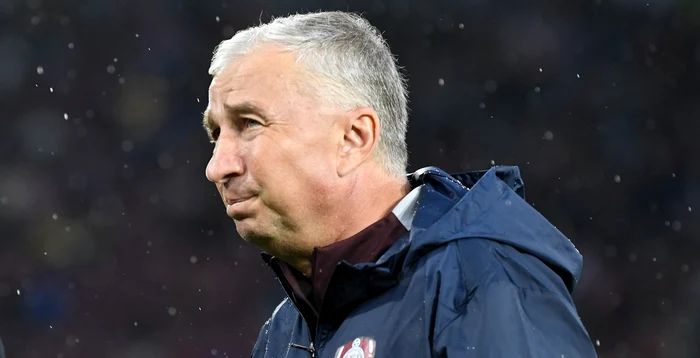 Dan Petrescu are probleme la gât  FOTO Sportpictures