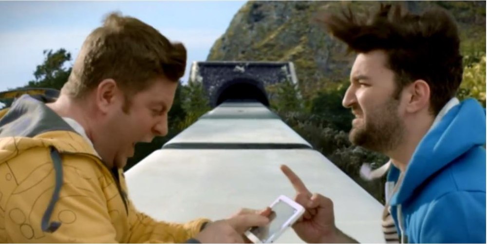 Moda selfie-urilor pe tren. O reclamă cu Smiley și Pavel Bartoș a fost interzisă în trecut, din cauza copiilor electrocutaţi