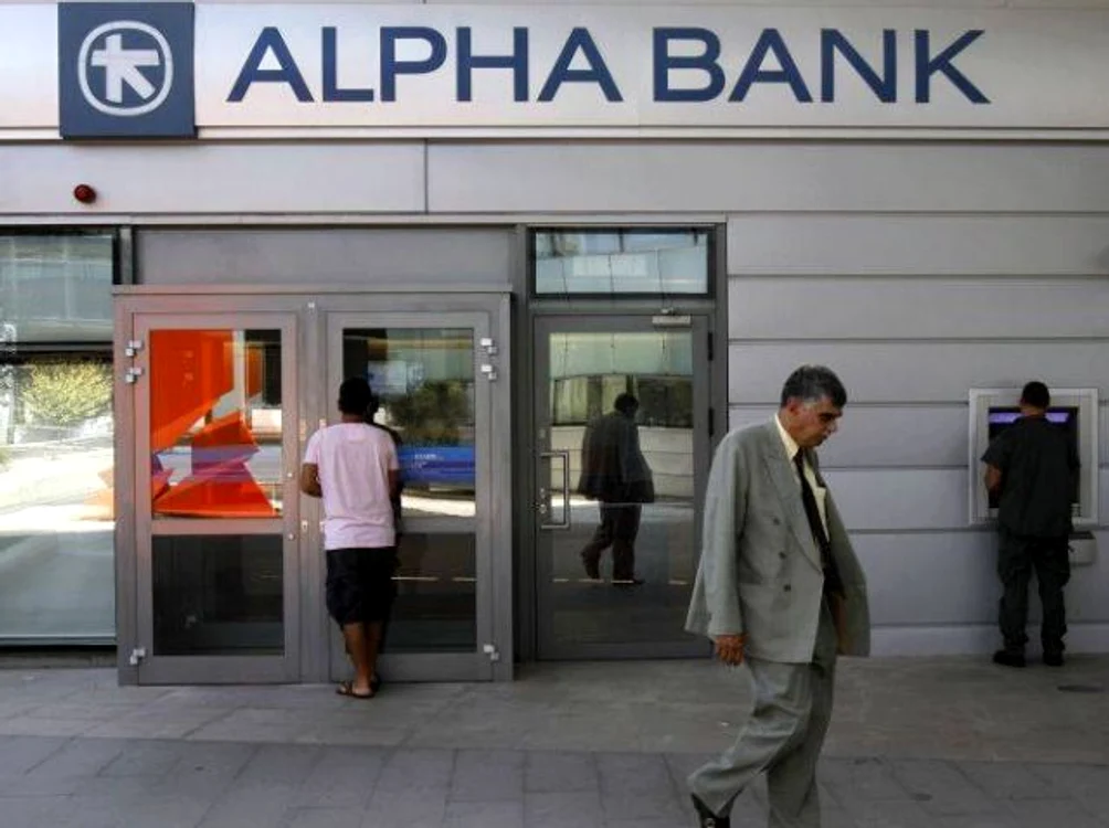
    Tranzacţiile în străinătate cu cardurile Alpha Bank sunt permise doar pentru retrageri de la bancomat şi plăţi la hoteluri  