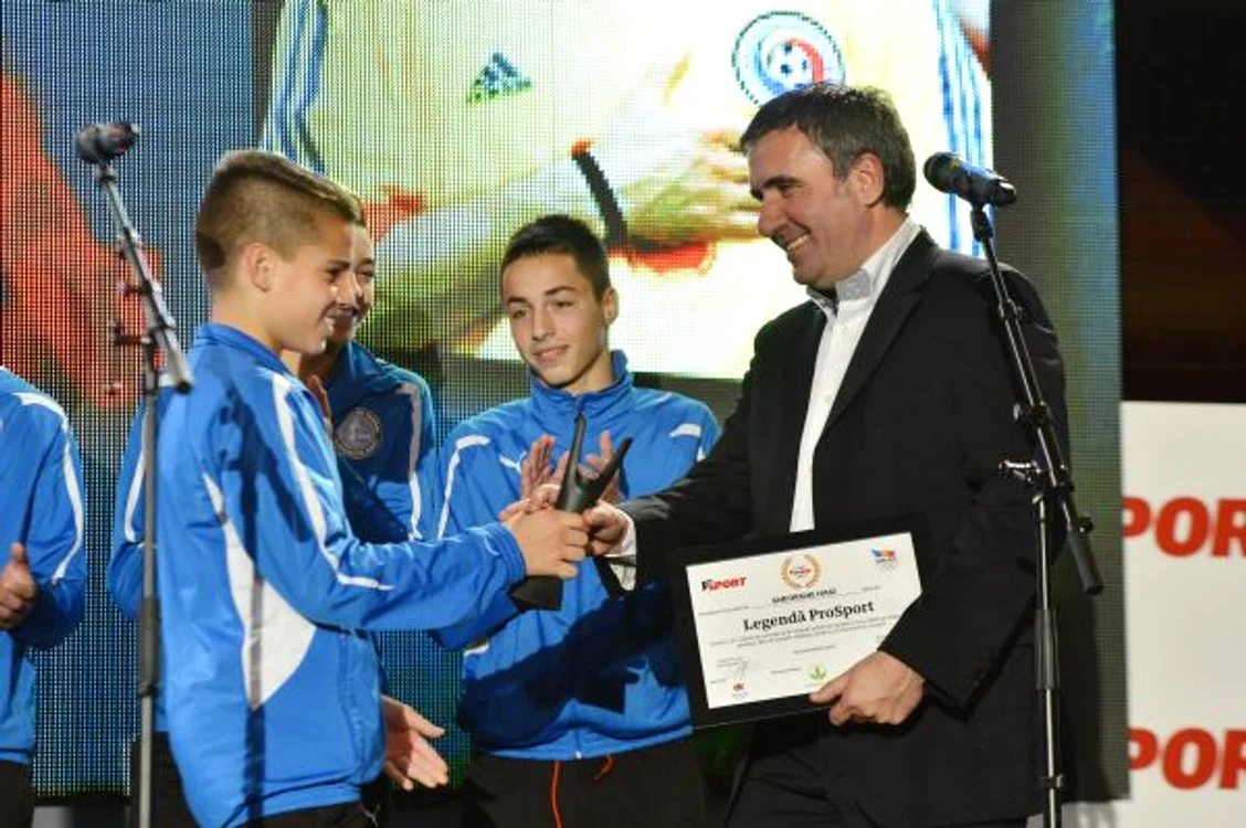 
    Gica Hagi a fost premiat de fiul sau, Ianis  