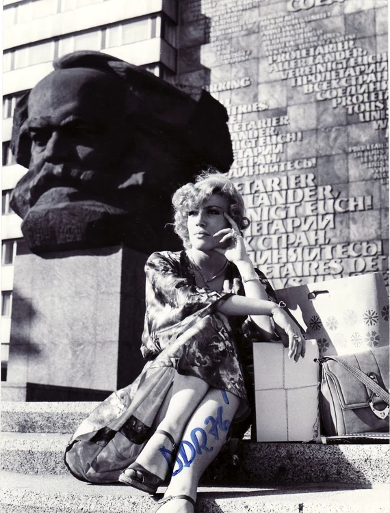 Corina Chiriac în anul 1976, în Republica Democrată Germană, în fosta Piață „Karl Marx” din Berlinul de Est