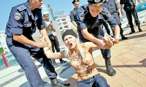 Poliţia a intervenit în forţă la protestul celor de la Femen din faţa stadionului  olimpic din Kiev jpeg