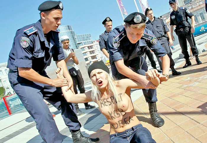 Poliţia a intervenit în forţă la protestul celor de la Femen din faţa stadionului  olimpic din Kiev