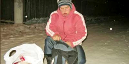 Cu rucsacul în spate, Alexandra merge zilnic câte 30 de  kilometri pe jos pentru o bucată de pâine