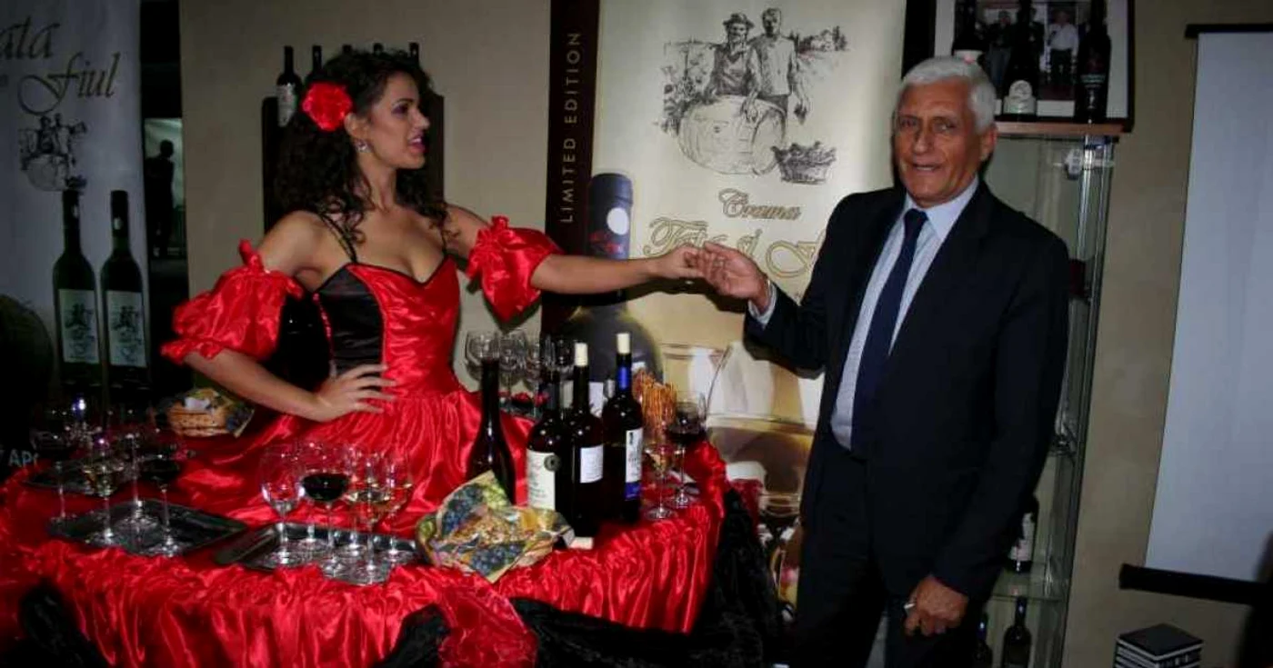 Primarul Decebal Bacinschi s-a fotografiat cu însoţitoarea lui Bachus