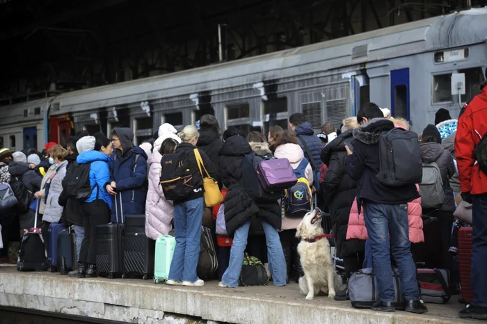 Oamenii care fug din calea războiului au nevoie de ajutor / FOTO EPA-EFE