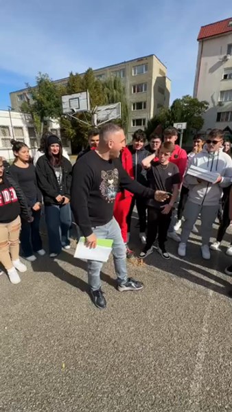 Cum a câștigat un elev din Arad 200 de lei după o provocare complicată de dicție, primită pe stradă VIDEO 