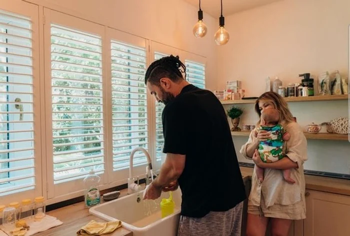 Smiley o ajută pe Gina la treburile casnice Sursă foto: Arhivă personală