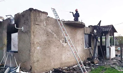 foc8 actu baza pompier stinge casa botosani botoseneanul ro  jpeg