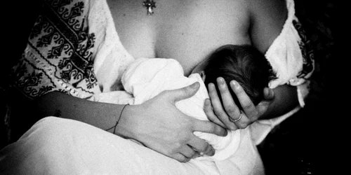 Oana Cristina Tănase şi pruncul Athanasios-Ioan alăptat la sân Foto Gina Buliga