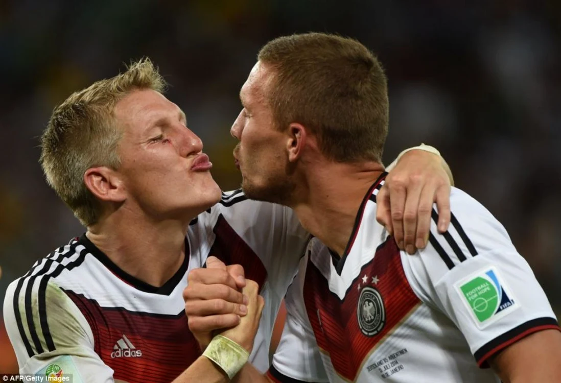 Schweinsteiger şi Podolski, într-un moment de tandreţe la capătul finalei FOTO Getty Images