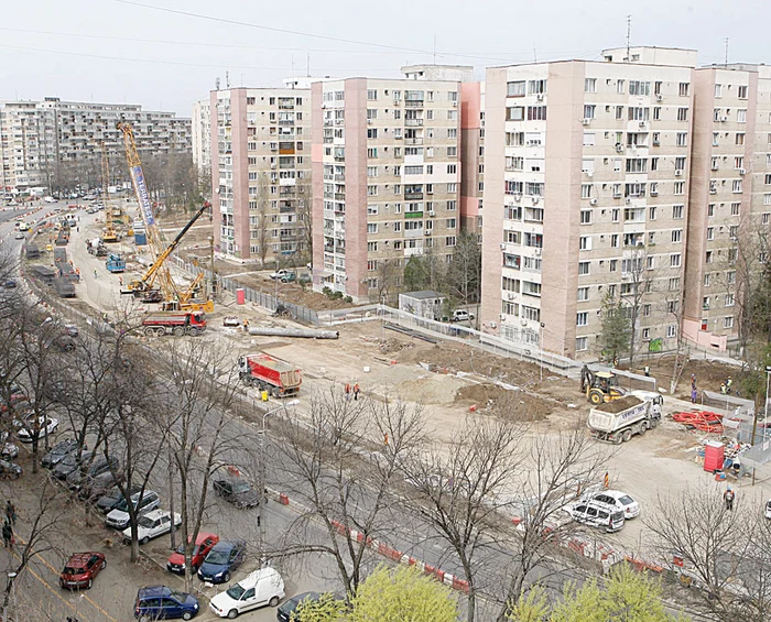 
    Deşi străzile au  fost făcute praf,  lucrările ar putea  fi abandonate (Foto: Dan Bistriţeanu)  