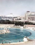 Bazin de înot în aer liber din Moscova, construit pe ruinele Palatului  Sovietelor (© Andris Malygin / Wikimedia Commons)