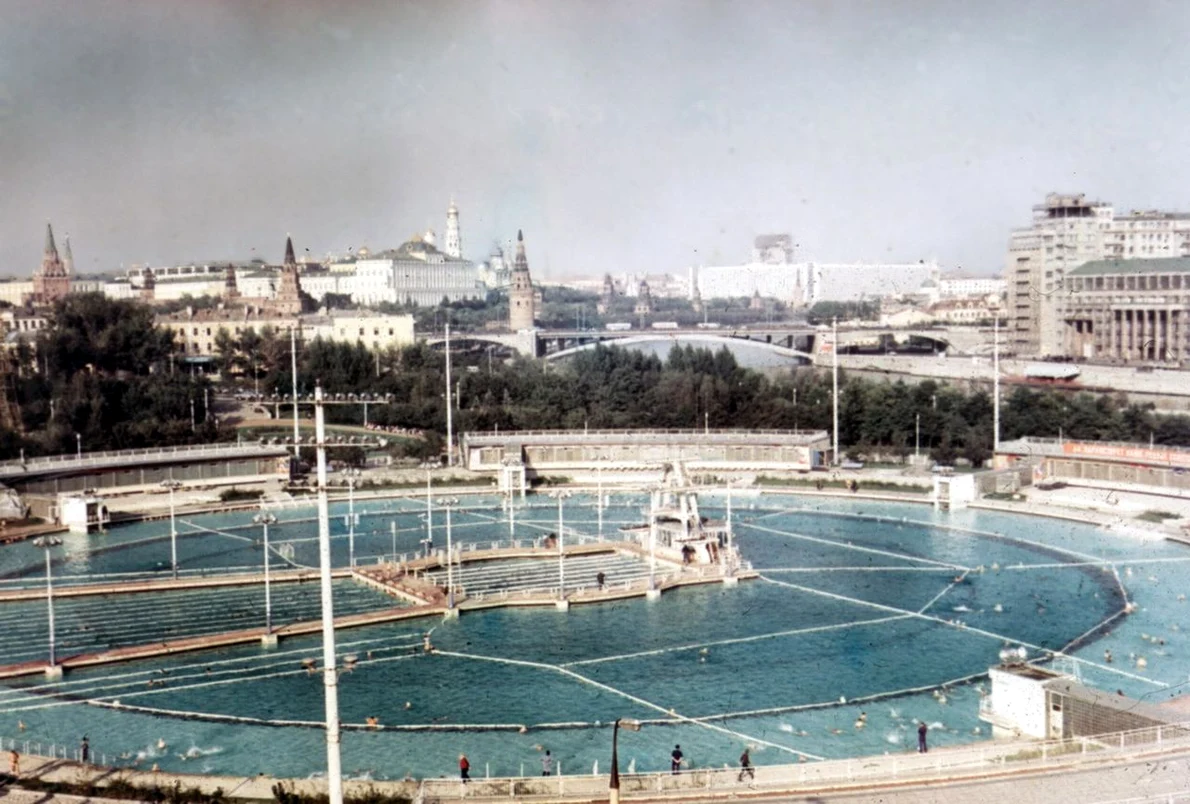 Bazin de înot în aer liber din Moscova, construit pe ruinele Palatului  Sovietelor (© Andris Malygin / Wikimedia Commons)