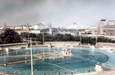 Bazin de înot în aer liber din Moscova, construit pe ruinele Palatului  Sovietelor (© Andris Malygin / Wikimedia Commons)