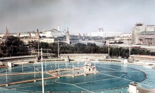 Bazin de înot în aer liber din Moscova, construit pe ruinele Palatului  Sovietelor (© Andris Malygin / Wikimedia Commons)