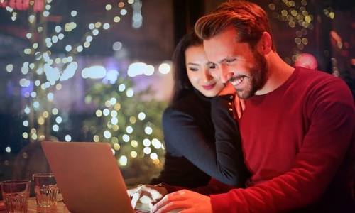 1 cuplu la laptop jpg jpeg