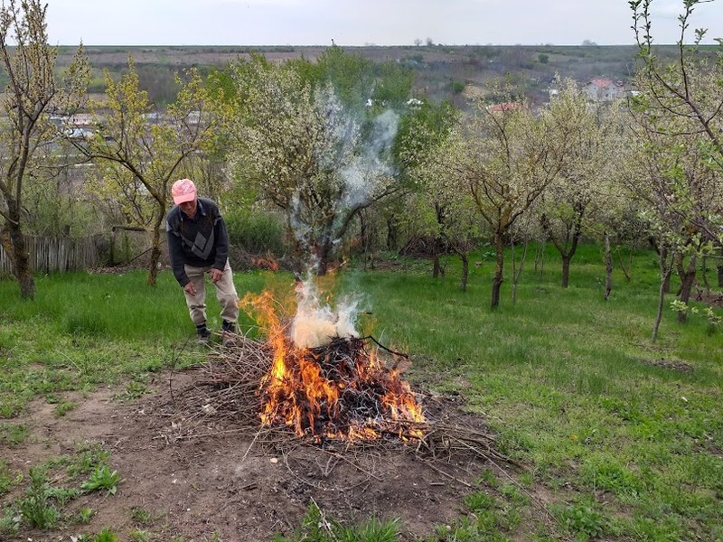 Obiceiul straniu din Joia Mare care alungă spiritele rele. „Focul morţilor”: Se spune că cei plecați dintre noi vin să se încălzească în jurul lui