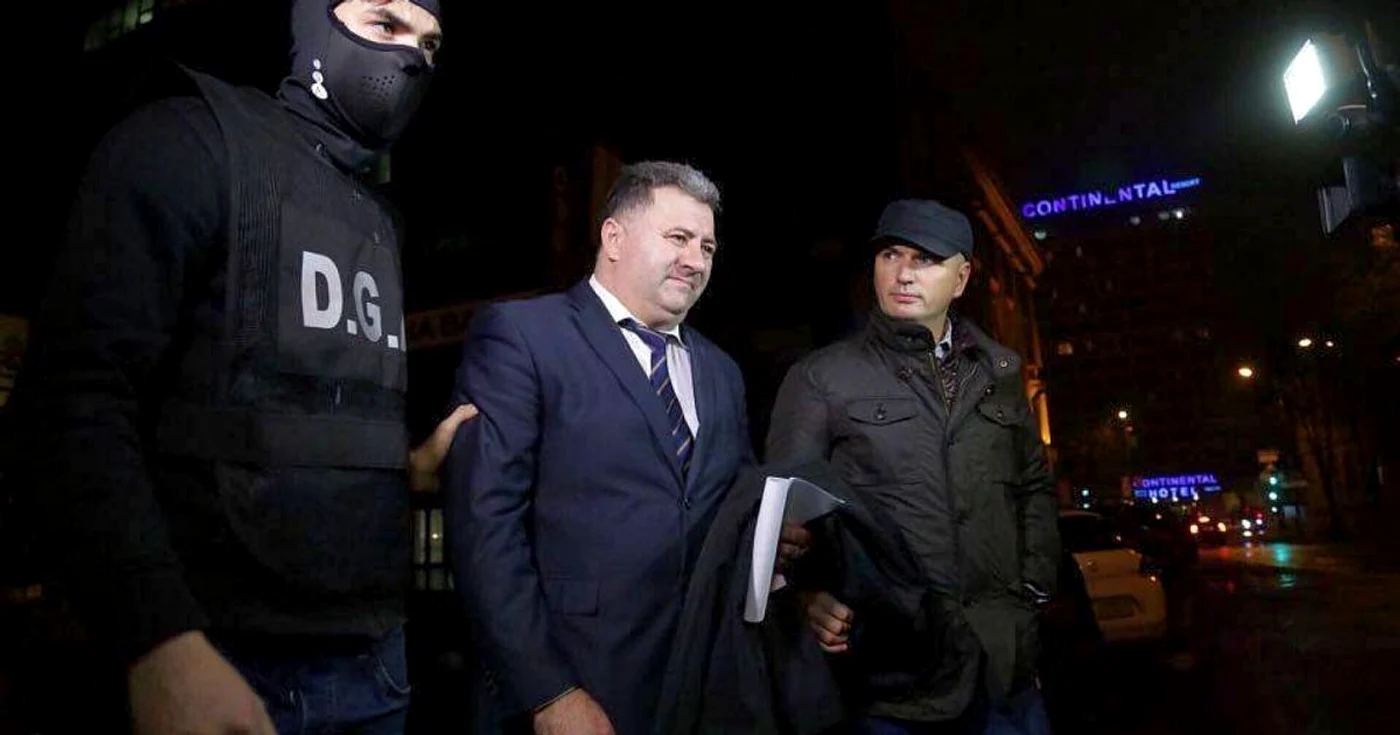 Fostul şef al Poliţiei Economice Timiş, Dumitru Pavel, şi fostul şef al Poliţiei Timiş, Sorin Munteanu, sunt acuzaţi că au luat mii de euro mită de la liderul unui clan de romi din Lugoj FOTO pressalert.ro