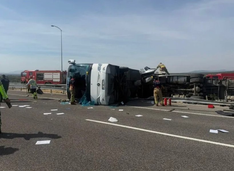 Accident grav în vestul Turciei: 11 morți și 27 de răniți după ce un autocar s-a ciocnit cu un camion