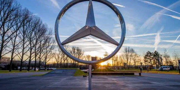 Emblema Mercedes-Benz este fotografiată la uzina Daimler AG Mercedes-Benz în Sindelfingen Germania FOTO FOTO Guliver / Getty Images / Thomas Niedermueller