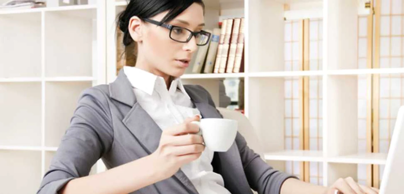 Stresul şi consumul excesiv de cafea pot creşte intensitatea durerilo produse de colonul iritabil.