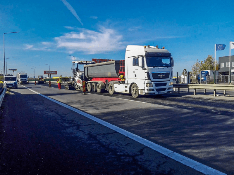 Ce a pățit un şofer care a întors camionul pe autostrada A2 şi a mers pe contrasens