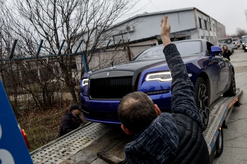 Politisti si reprezentanti ai ANABI ridica masinile asupra carora a fost pus sechestru asigurator in dosarul in care sunt implicati fratii Tate FOTO Inquam Photos/Octav Ganea