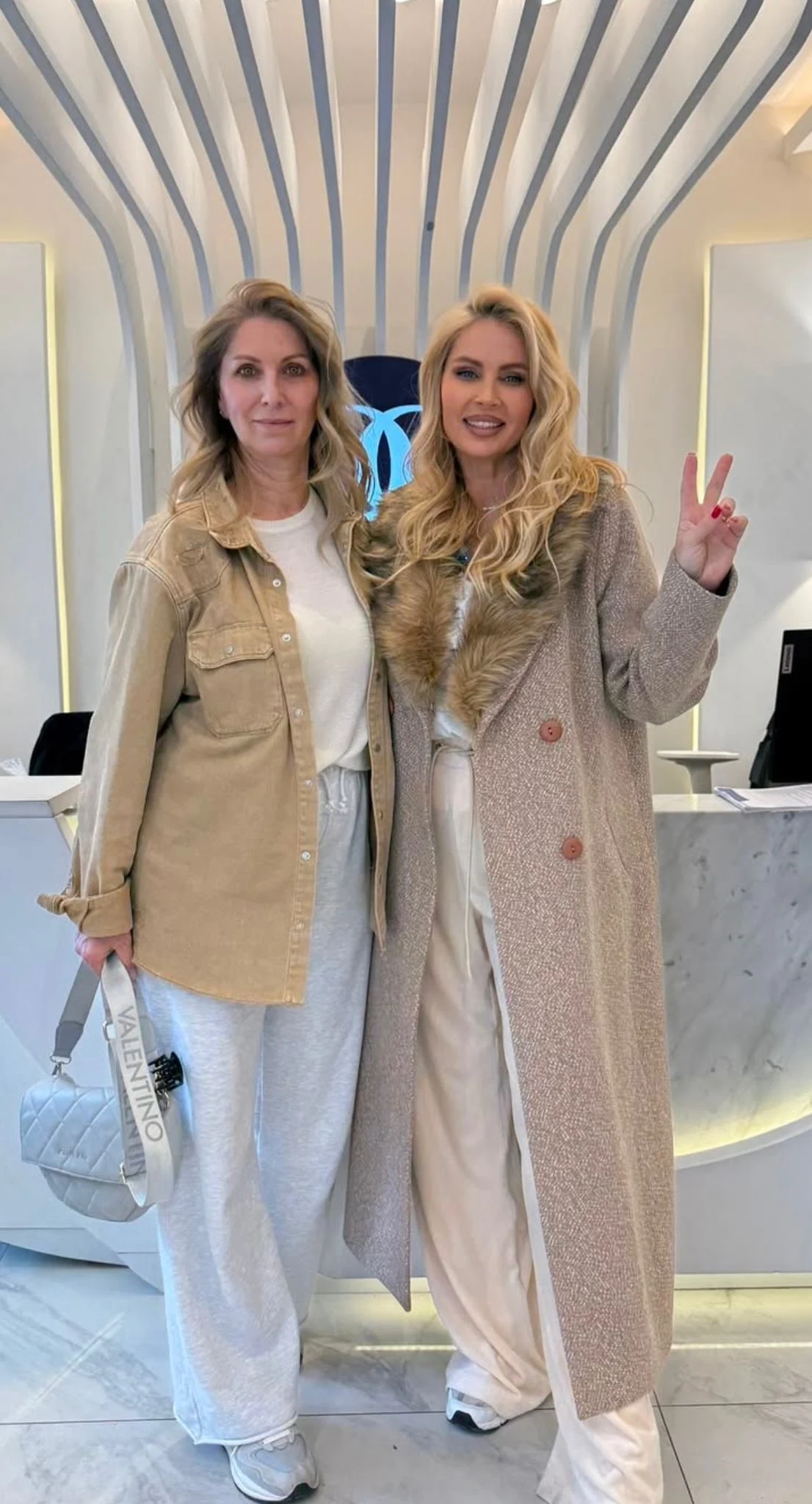 Cum își mențin Georgiana Lobonț, Bote și Andreea Bănică zâmbetele impecabile, indiferent de costuri sau distanțe Andreea Bănică și sora la clinică