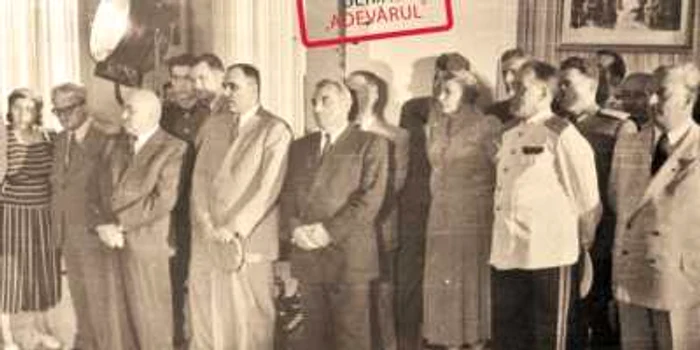 Gheorghiu-Dej (al patrulea din stânga) a participat la vernisajul expoziţiei permanente „Stalin“, alături de Ana Pauker (a treia din dreapta) şi Vasile Luca