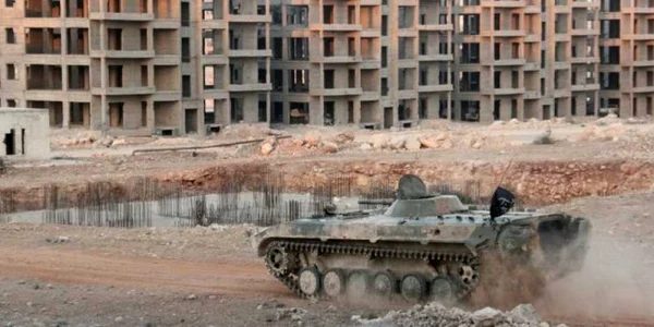Un tanc al rebelilor patruleaza intr-un cartier din Alep