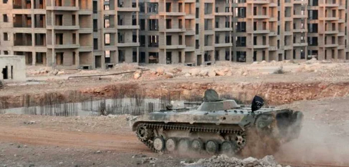 Un tanc al rebelilor surprins acum câteva zile patrulând într-un cartier din Alep FOTO AFP