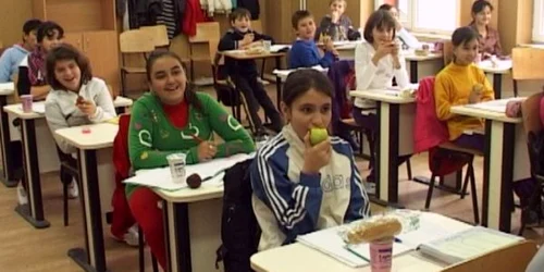 Elevii din Buzău au mâncat deja câte patru mere