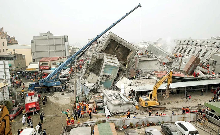 
    Mai multe clădiri s-au prăbuşit în urma unui cutremur de 6,4 gradeFoto: AP  