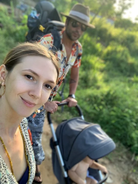 Adela Popescu și Radu Vâlcan, doi părinți epuizați după vacanța în Sri Lanka