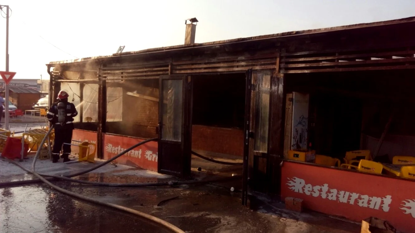 Incendiul a izbucnit în incinta unui restaurant FOTO ISUBIF