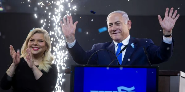 Premierul israelian Benjamin Netanyahu şi soţia sa Sara îi salută pe suporteri în timpul discursului său după închiderea votului la Tel Aviv Israel FOTO Guliver / Getty Images / Amir Levy