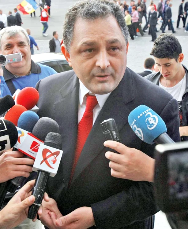 
    „Soacra” lui Marian Vanghelie cară sacoșe și prin ploaie pentru alesul OaneiFoto: Mihai Ionescu  