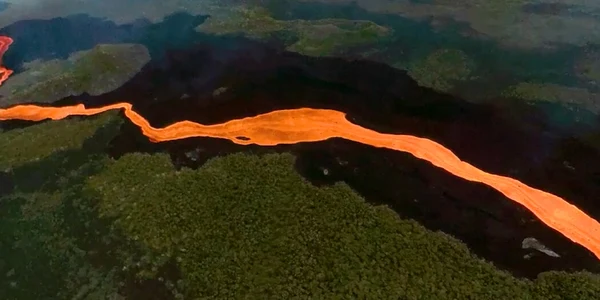 râu de foc - eruptie a unui vulcan din Insulele Galapagos - foto Cookson Adventures