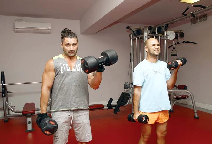 Pepe şi Cosmin au lucrat cot la cot, deşi nu putem să nu observăm o “mică” diferenţă între greutăţile pe care le folosea fiecare