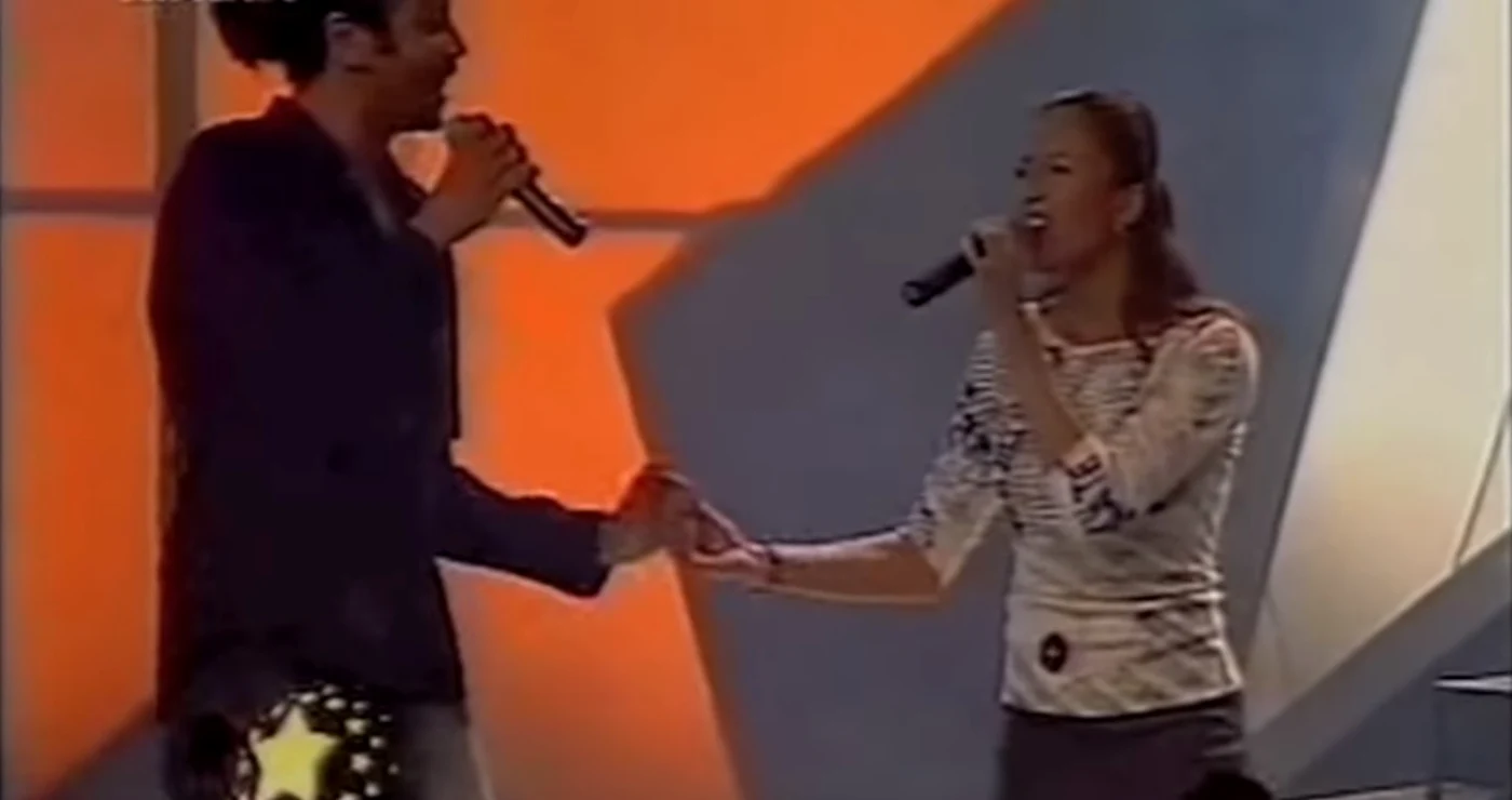 Când s-a lansat în muzică, Lora era șatenă și mult mai slabă. Aici, în duet cu Japhet Niven, la „Star Factory” (Prima TV)