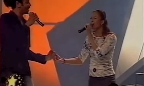 Când s a lansat în muzică, Lora era șatenă și mult mai slabă  Aici, în duet cu Japhet Niven, la „Star Factory” (Prima TV) jpeg