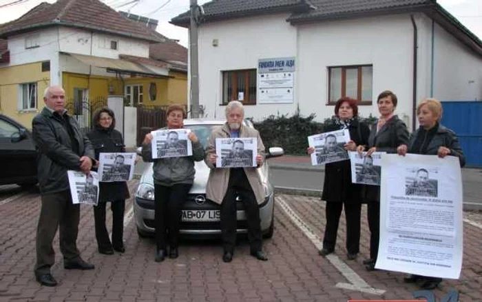 Şapte oameni au fost prezenţi la protest. Foto: alba24.ro