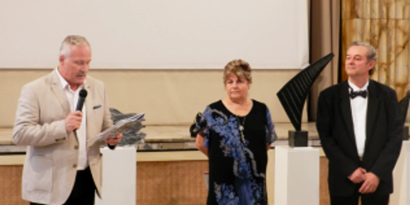 Marian Sava (dreapta)  la deschiderea expoziţiei sale la Institutul Cultural Român FOTO ICR