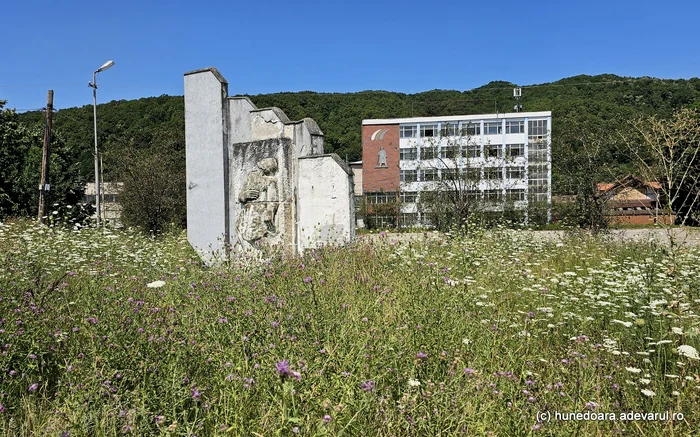 Intrarea principală în fostul combinat din Oțelu Roșu. Foto: Daniel Guță