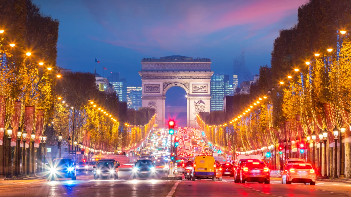 Bulevardul Champs-Élysées decorat de Sărbători