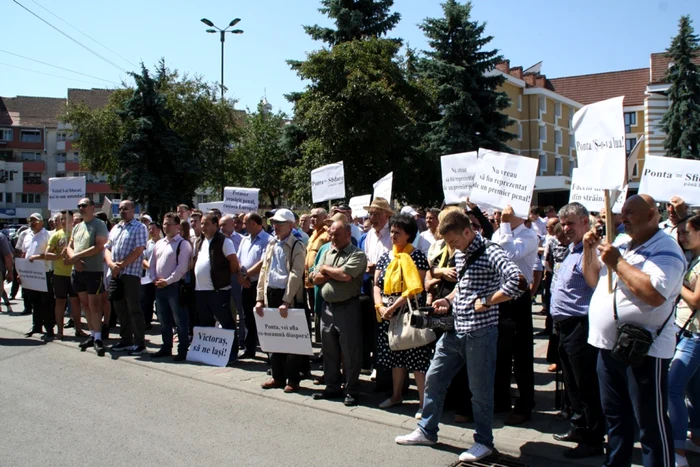 În jur de 150 de persoane au protestat vineri la Bistrita FOTO: Bianca Sara