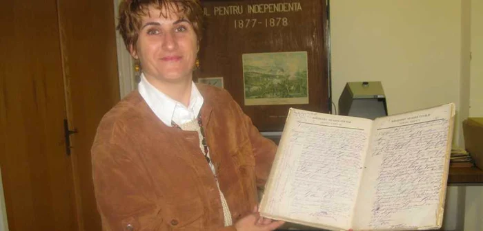 Arhivistul prezintă documentul în care este înscrisă data de naştere a lui Perpessicius