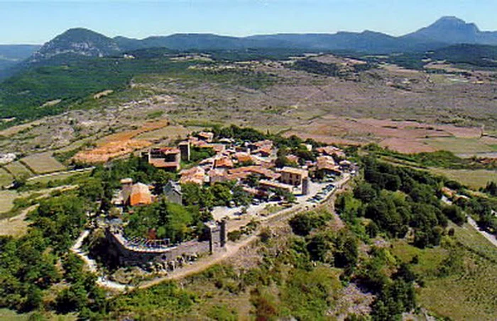 Rennes-le-Chateau, vedere aeriană. În prezent, satul e vizitat de zeci de mii de turiști anual datorită lui Iisus și Mariei Magdalena